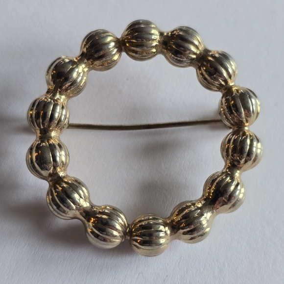 Vintage circle brooch gold tone open pin - Picture 3 of 7